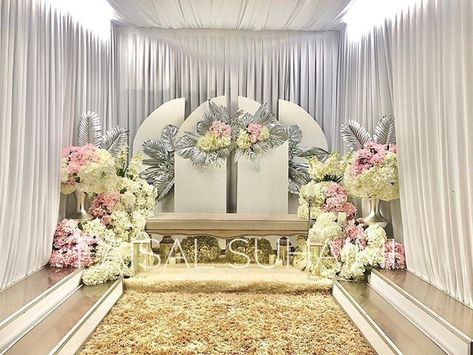 Backdrop Lamaran, Pelamin Cantik, Wedding Dekorasi, Set Background, Wedding Stage Design, Stage Set, Wedding Stage, Decoration Wedding, Decor Aesthetic