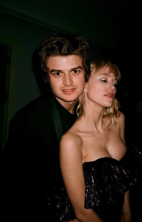 Joe Keery And Maika Monroe, Jamie Campbell Bower Twilight, Maika Monroe, Joe Kerry, Beautiful Joe, Stranger Things Steve, Stranger Things Actors, Man And Wife, People Poses