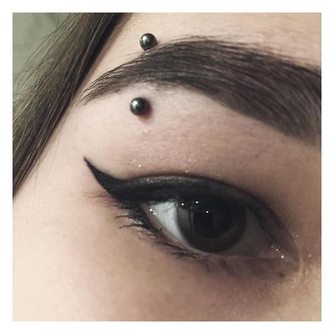 Eye Brown Piercing, Black Eyebrow Piercing, Eyebrow Piercing Black, Eyebrow Piercing Girl, Brown Eyes Girl, Eyebrow Tutorial Shaping, Piercing Eyebrow, How To Do Eyebrows, Piercing Conch