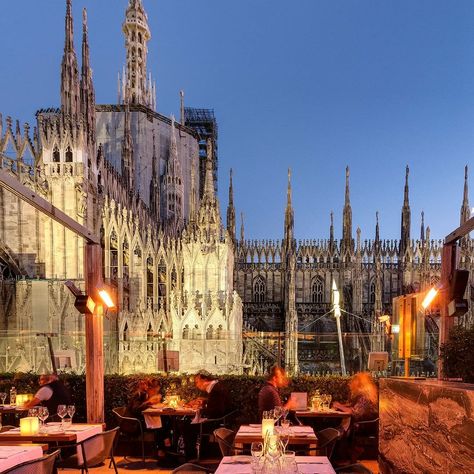 Best Rooftop Bars in Milan (Guide By A Local) 7 Milan Rooftop Bar, Milan Rooftop, Milan Guide, Milano Restaurant, Milan Bar, Milan Restaurants, Hotel Rooftop Bar, Basic Italian, Italy Trip Planning