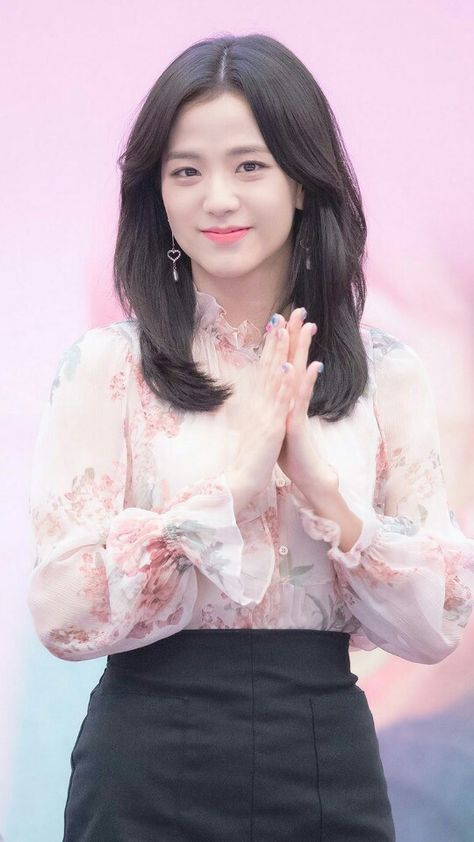 Jisoo Haircut, Shoulder Length Haircut Ideas, Jisoo Hair, Shoulder Length Haircut, Flower Bun, Two Ponytails, Kpop Hair, Bun Styles, Side Hairstyles