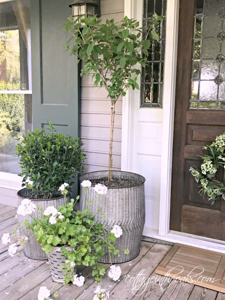 Wondering what plants and flowers to choose to style your front porch container planters this year? Here are some easy and beautiful container garden ideas for your porch! Entrance Styling, Porches Ideas, Veranda Design, Side Patio, Cabin Porch, Container Garden Ideas, Roof Ideas, Entry Ideas, Building A Porch