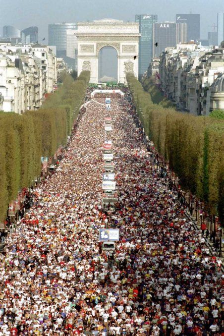 2nd marathon i did, april 2011 Running Events, London Marathon, Cycling Trips, Paris Images, Marathon Runners, Who Runs The World, Champs Elysees, Travel Packages, Marathon Running