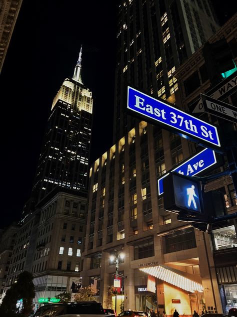 Nyc Broadway, Broadway Nyc, Nyc Lifestyle, City At Night, Nyc Aesthetic, Nyc Life, New York Life, New York Aesthetic, City Vibe