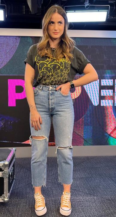 Yellow Vans Outfit, Jeans Converse Outfit, Outfit Casual Verano, Mari Palma, Looks Com All Star, Rocker Outfit, Jeans Destroyed, Sleeveless Short Dress, Casual Day Outfits