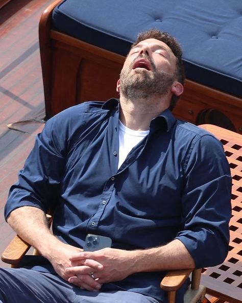 Ben Affleck Got a Little Tired on His Honeymoon Ben Affleck Memes Funny, Ben Affleck Paparazzi, Ben Affleck Meme, Mr Ben, Ben Affleck Batman, Tired Funny, Tired Man, Paris Honeymoon, Batman Arkham City