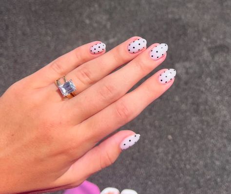 Short Concert Nails, White Dot Nails, Concert Nails, Polka Dot Nails, Dots Nails, Black Nails, White Nails, White Polka Dot, Nails Inspiration