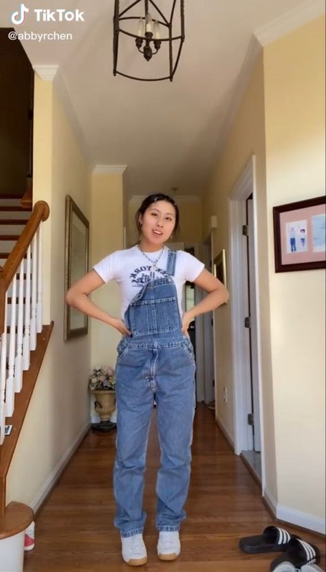 Unbuttoned Overalls Outfit, 90s Dungarees Outfit, How To Style Overalls, Outfits With Overalls, Overalls Outfit Aesthetic, Denim Overalls Outfit, Cargo Overalls, Dungaree Outfit, Overalls Outfits