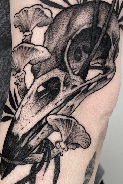 Moon And Raven Tattoos, Crow Skull Tattoo, Oddities Tattoo, Raven Skull Tattoo, Bird Skull Tattoo, Liner Tattoo, King Fisher, Shoulder Blade Tattoo, Bone Tattoos