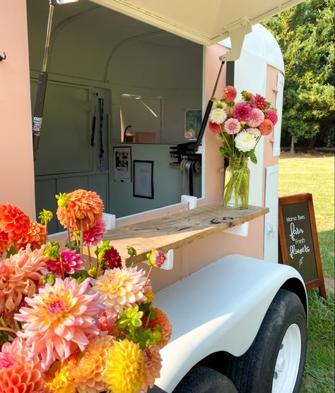 Flower Horse Trailer, Horse Trailer Flower Shop, Farmstand Ideas, Flower Trailer, Farm Market Ideas, Flower Trucks, Flower Van, Floral Stand, Luxury Bouquet