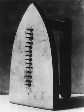 Gift (Cadeau) - Man Ray - 1921 - Dadaism/Surrealism - Flat Iron with Brass Tacks: According to Man Ray this object was made in a spurt of inspiration, the day of the exhibition. He has used an everyday old fashioned iron, attached 14 tacks to its surface. It is now a ready made assisted object. A normal object has been transformed into something threatening, therefore it can relate to the violence of war going on at the time, showing how something normal e.g. humans can turn violent during war. Man Ray Photography, Dada Art Movement, John Heartfield, Dada Movement, Kurt Schwitters, Dada Art, Poesia Visual, William Eggleston, Martin Parr