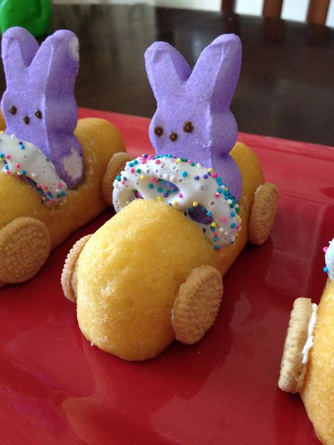 Purple Easter Bunny Peeps in Twinkie cars with Oreo wheels for preschool treats / snacks Twinkie Desserts, Biscuits Graham, Purple Easter, Easter Snacks, Easter Goodies, Easter Dinner, Easter Dessert, Easter Cakes, Easter Brunch