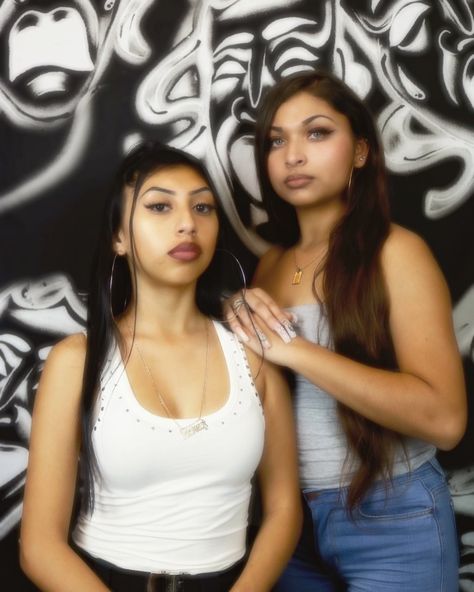 2k Photoshoot, Chicana Photo Shoot, Chicano Photoshoot, 2000s Poses, 2000s Backdrop, Chola Outfits, 2000s Photoshoot Backdrop, 90s Photoshoot, 90s Pictures