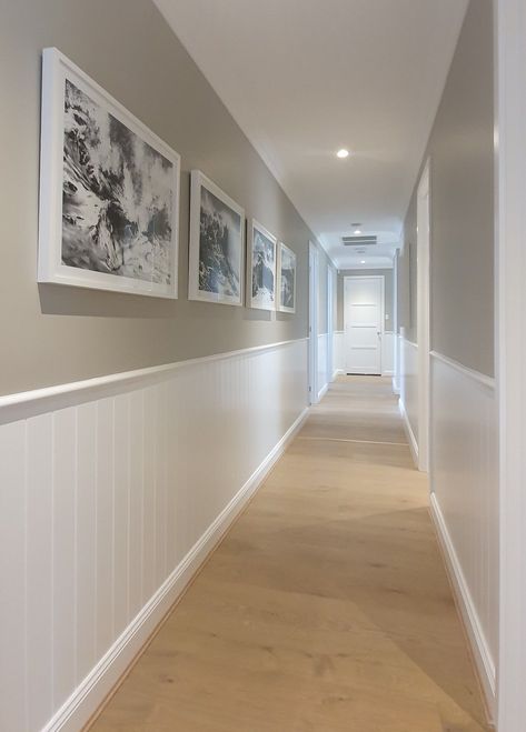 Lambriseringen Gang, Home Inspo Living Room, Corridor Design, Narrow Hallway Decorating, Home Hall Design, Hallway Designs, Hallway Design, Fa Fal, Long Hallway