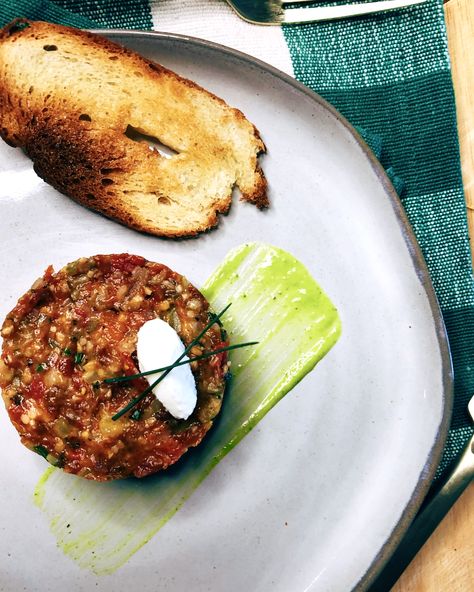 Tomato Tartare, Fine Dining Starters, Fine Dining Appetizers, Tartare Recipe, Vegetarian Starters, Steak Tartare, Bistro Food, Fine Dining Recipes, Vegetarian Entrees