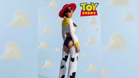 Kendall Jenner cautivó a sus fans de redes sociales al mostrar un sensual disfraz de Halloween del personaje de la película infantil” Toy Story”, Jessie ‘La Vaquerita’, pero algunos lo consideran tan apto para los niños. En Instagram, Kendall Jenner compartió una serie de fotografías con su disfraz de ‘Halloween’, pero enamoró a más de […] La noticia Kendall Jenner cautiva con sensual disfraz de Jessie ‘La Vaquerita’ fue publicada originalmente en Turquesa News. Toy Story Jessie, Kendall Jenner, Toy Story, Halloween, Instagram