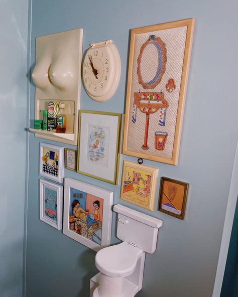 70s Home Decor Bathroom, Funky Office Ideas Interior Design, Bathroom Funky Ideas, Eclectic Bathroom Colorful, Fun Restroom Ideas, Retro Restroom Decor, Funky Washrooms, Funny Bathroom Aesthetic, Small Bathroom Funky Decor