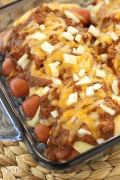 Chili Cheese Crescent Dogs - A super easy and very kid-friendly supper perfect for those busy weeknights! Pillsbury Crescent Recipes, Crescent Dogs, Pillsbury Crescent Roll Recipes, Easy Kid Friendly Dinners, Chili Cheese Dogs, Crescent Recipes, Pillsbury Recipes, Cheese Dog, Crescent Roll Recipes