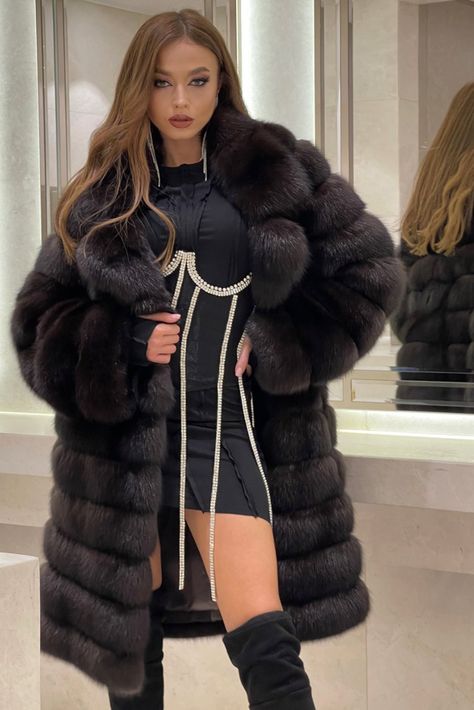 Olivia Culpo Style, Sable Fur Coat, Hobble Skirt, Exotic Fashion, Pretty Females, Fur Coats Women, Fashion Gallery, Fur Fashion, Glamour Fashion