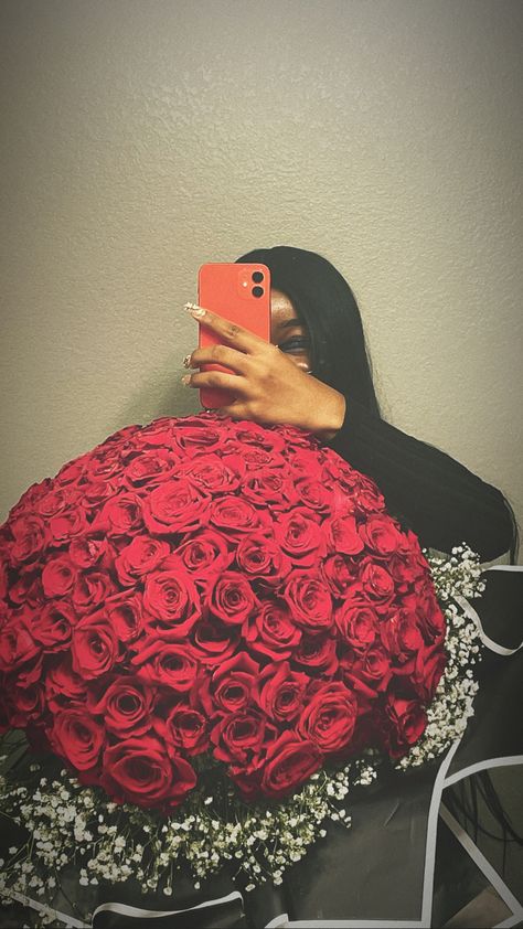 Black Women With Roses, Valentines Day Black Women, Girl With Roses, Roses Valentine, Mirror Flicks, Homecoming Outfit, Birthday Dress Women, 21st Birthday Photoshoot, Birthday Inspo