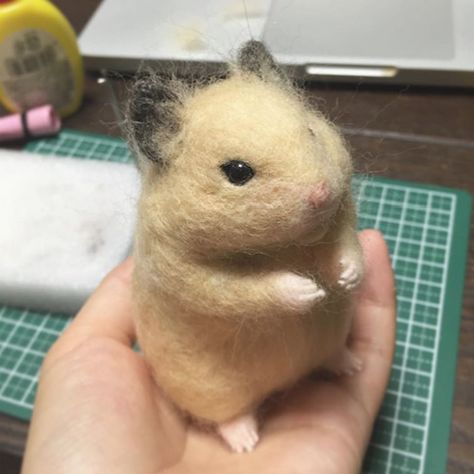 Cute Needle felting wool animal Little hamster pet(Via @cotocotofeltworks) Needle Felt Hamster, Mice Dolls, Felt Pets, Wool Felting Animals, Hamster Pet, Hamsters As Pets, Felted Crafts, Baby Hamster, Wool Animals