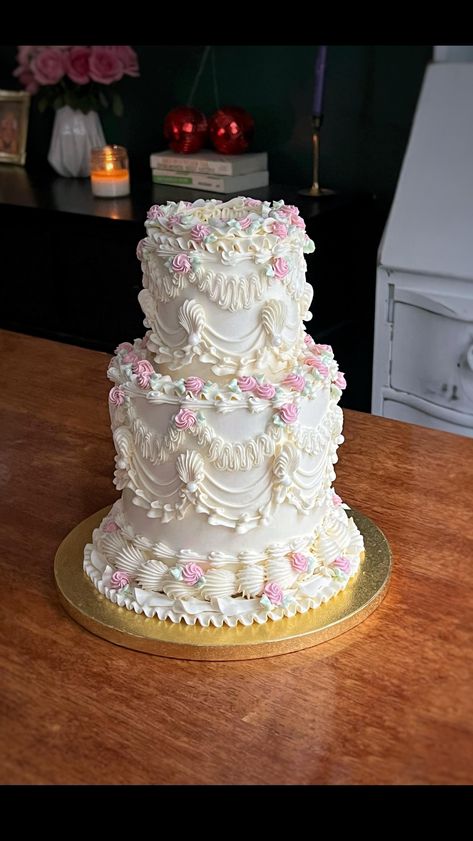 ROCHESTER BAKERY | VINTAGE CAKES | ALI (@disco.sugar) • Instagram photos and videos Graduation Cake Vintage, Vintage 2 Tier Cake, Victorian Cakes Vintage, Simple Wedding Cake 2 Tier Classy, Vintage Cake Ideas, Spring Bridesmaids Dresses, Lambeth Cakes, Spring Bridesmaids, Potluck Wedding