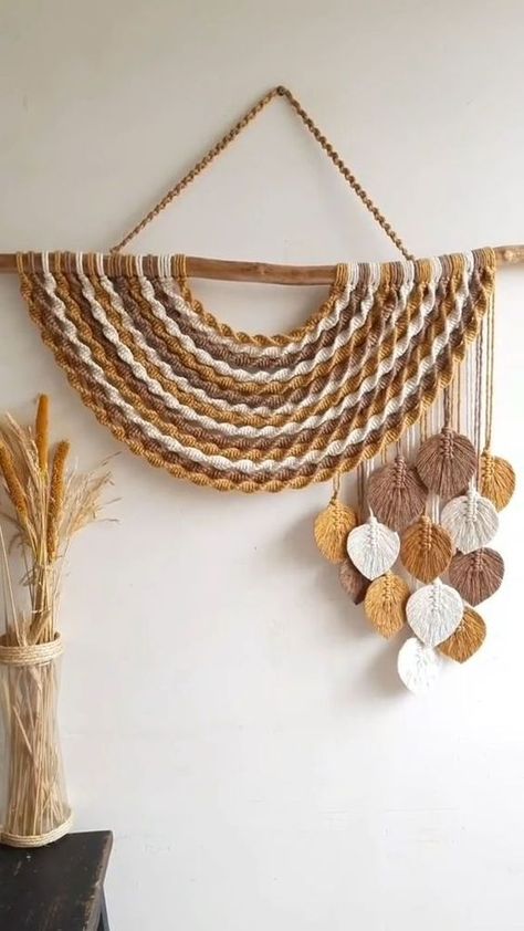 Inspiração de painel de macramê. Visite o blog e descubra como aprender a arte do macramê, passo a passo. Simpul Makrame, Pola Macrame, Macrame Wall Hanging Tutorial, Macrame Plant Hanger Tutorial, Simple Macrame, Boho Crafts Diy, Macrame Knots Pattern, Diy Macrame Plant Hanger, Macrame Wall Hanging Diy