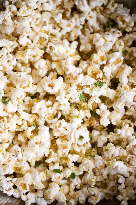 Cheesy Garlic Parmesan Popcorn - Cooking with Cocktail Rings Garlic Parmesan Popcorn, Garlic Popcorn, Olive Oil Popcorn, Parmesan Popcorn, Popcorn Balls Recipe, Cheese Popcorn, Popcorn Balls, Popcorn Seasoning, Asiago Cheese