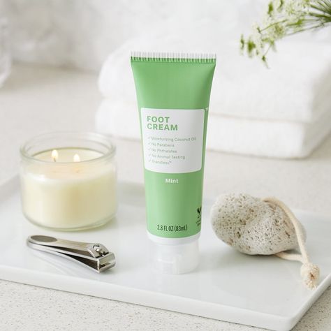 Brandless launches new personal care essentials and beauty tools. Personal Care Products Photography, Beauty Planet, Sun Cream, Foot Cream, Cosmetics Photography, Church Graphic Design, Beauty Products Photography, Beauty Shoot, Photography Products