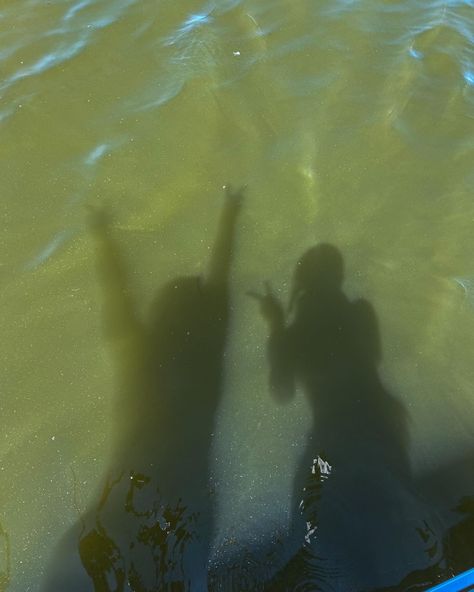 Friends At Lake Aesthetic, Pond Pictures With Friends, Lake House Photo Ideas, Aesthetic Lake Pictures With Friends, Lake Beach Pictures, Lake Selfie Ideas, Lake Friends Aesthetic, Lake Date Aesthetic, Cottage Pictures With Friends