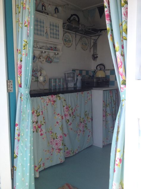 Beach hut Beach Sheds, Dapur Simple, Beach Hut Interior, Hut Ideas, Chic Beach House, Shabby Chic Beach, Indian Room Decor, Room Organisation, Beach Cabana