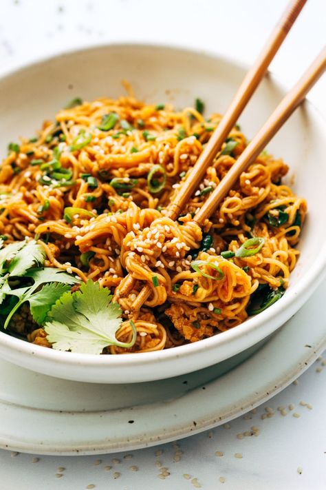 Spicy, peanutty, noodley bit of super easy comfort food coming your way! These gochujang noodles require just a handful of pantry ingredients - like ramen noodles, peanut butter, sesame oil, soy sauce, and more - and come together in just 20 mins. Weeknight win! #noodles #gochujang #weeknightdinner Gochujang Noodles, Noodles With Chicken, Noodles Lover, Gochujang Sauce, Chicken Noodle Recipes, Pantry Ingredients, Stir Fry Noodles, Easy Comfort Food, Ramen Noodles