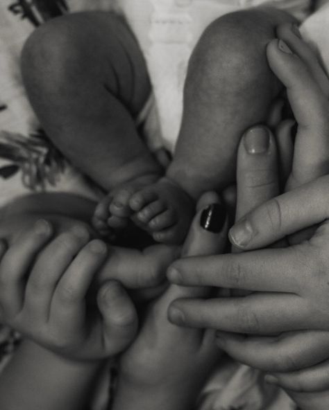 Welcome to the family little one 🤍 | NEWBORN SESSION | #shyannerusherart #photo #canonphotography #newborn #photographer #quadcities #iowaphotographer #newbornphotography #familyphotography #siblings #siblingphotography #lifestylephotography #inhomenewbornsession At Home Newborn Pictures With Siblings, Newborn Family Shoot, Siblings Aesthetic, Family In Home, Newborn At Home, Photography Hobby, Elizabeth Jane, Sibling Photography, Newborn Family Photos