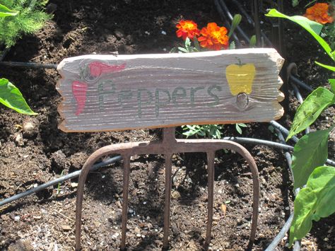 Reuse of a hay fork Hay Fork Decor Ideas, Repurposed Pitch Fork, Pitch Fork Repurposed, Old Pitch Fork Ideas, Pitch Fork Decor Rustic, Pitchfork Repurposed, Repurposed Tools, Gardening Forks, Garden Signage