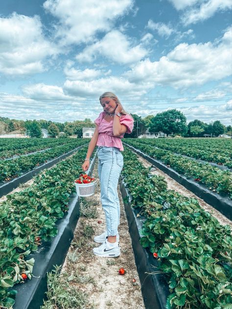 Outfits For Strawberry Picking, Strawberry Picking Outfit Aesthetic, Strawberry Picking Photoshoot, Berry Photoshoot, Strawberry Picking Aesthetic, Strawberry Picking Pictures, Strawberry Picking Outfit, Aesthetic Strawberry, Strawberry Aesthetic