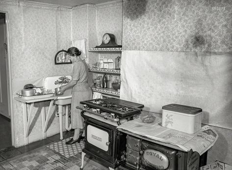 1930s Farmhouse, 1930s Kitchen, Aga Stove, Vintage Photo Prints, Old Fashioned Kitchen, Old Kitchen, Foto Vintage, Old Farmhouse, Vintage Life