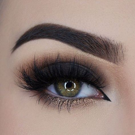 Find the palette of your dreams on this list of oh-so-pretty eye shadow sets Machiaj Smokey Eyes, Applying Eye Makeup, Smink Inspiration, Beauty Make-up, Makijaż Smokey Eye, Smokey Eyes, Makeup Goals, Smokey Eye Makeup, Gorgeous Makeup