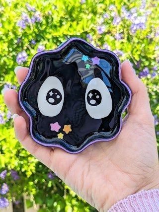 Soot Sprite Ceramic, Clay Art Studio Ghibli, Studio Ghibli Clay Art Ideas, Clay Crafts Studio Ghibli, Studio Ghibli Air Dry Clay Ideas, Pottery Studio Ghibli, Cute Clay Dishes, Kawaii Ashtray, Anime Ashtray