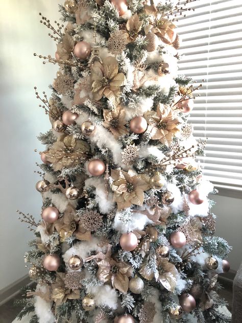 Rose gold blush Christmas tree Brown And Pink Christmas Tree, Blush And Gold Christmas Tree, Rose Christmas Decor, Blush Christmas Tree, Christmas Tree Roses, Blush Christmas, Rose Gold Christmas Decorations, Rose Gold Christmas Tree, Rose Gold Christmas