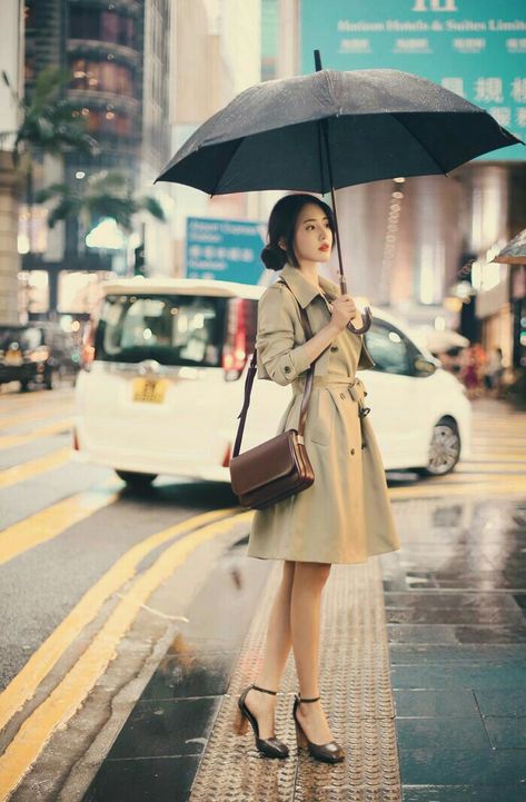 Holding An Umbrella, Raincoat Outfit, Coat Outfit, Elegante Casual, Mode Casual, Korean Fashion Trends, Ulzzang Fashion, 가을 패션, Korean Outfits