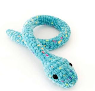 PATRONES AMIGURUMI GRATIS: PATRON GRATIS SERPIENTE AMIGURUMI 70194 🐍 Whimsical Animals, Traditional Japanese Art, Sparks Joy, Basic Crochet Stitches, Christmas Penguin, Cute Penguins, Cute Frogs, Create Something, Classic Holiday