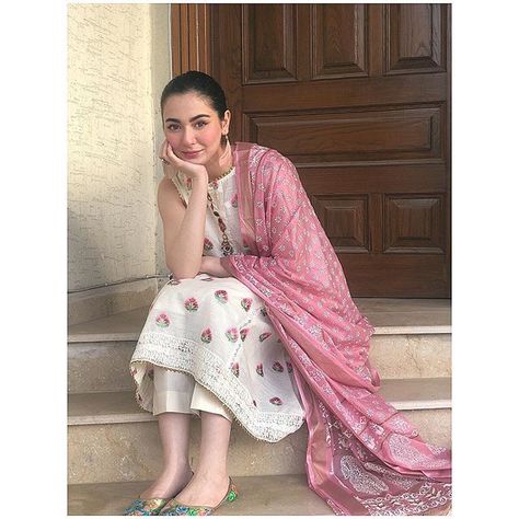 The white kurta and the pink the dupatta go so well Simple Casual Dress, Dress Designs For Girls, Masha Allah, Indian Designer Suits, Anita Dongre, Pakistani Fashion Casual, Casual Indian Fashion, Pakistani Dresses Casual, Salwar Kamiz