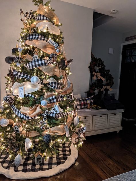 Farmhouse Christmas Tree Buffalo Plaid, Black And White Buffalo Plaid And Burlap Christmas Tree, Black White And Burlap Christmas Tree, Black White And Brown Christmas Tree, Black And White Plaid Christmas Decor, Burlap Christmas Decorations, Burlap Garland, Burlap Christmas Tree, Tree Inspiration