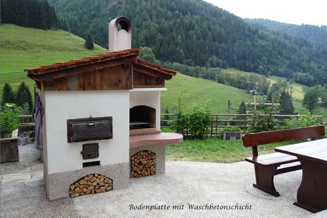 Willi und Hans hatten bei ein paar Bierchen die Schnapsidee, einen Pizza- und Brotbackofen mit Räuchereinheit selber zu bauen. Diy Barbecue, Diy Sauna, Brick Oven Outdoor, Sauna Diy, Clay Oven, Barbecue Grill, Gas Grill, French Press, Bird House