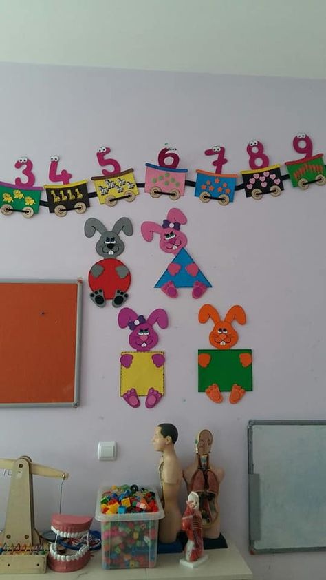 School Decor Ideas :) - Activities For Kids | Facebook Shapes Decorations Classroom, Make Things With Paper, How To Make Things, Decoration Creche, Preschool Decor, Daycare Decor, School Board Decoration, Preschool Classroom Decor, Shapes Preschool