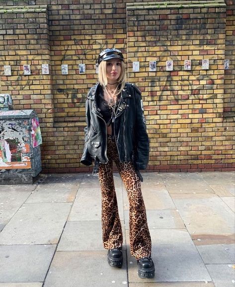 Rockstar Cowgirl Outfit, Indie Outfits Concert, Bar Outfit Ideas Winter, Animal Print Outfits Aesthetic, Bar Date Outfit, Winter Night Out Outfit Bar, Rock Star Outfit Women, Futch Fashion, Haunt Couture