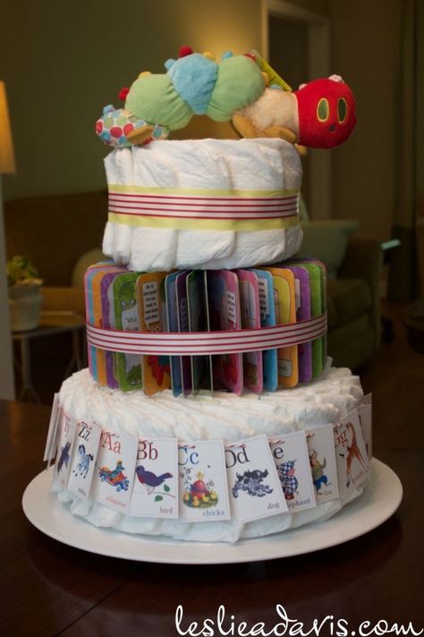 Diaper Cakes Tutorial, Mesas Para Baby Shower, Diy Diaper Cake, Gateau Baby Shower, Storybook Baby Shower, Diaper Gifts, Idee Babyshower, Baby Shower Baskets, Baby Shower Crafts