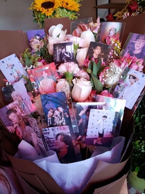 Bouquet Of Photocard, Photocard Bouquet Kpop, Bts Bouquet Ideas, Photocard Flower Bouquet, Photocard Gift Ideas, K Pop Bouquet, Bt21 Bouquet, Kpop Flower Bouquet, Bts Flower Bouquet