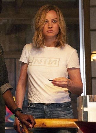 Badass shirt. NIN...! Brie Larson Carol Danvers, Captain Marvel Hair, Captain Marvel Short Hair, Brie Larson Hair, Comic Captain Marvel, Marvel Workout, Captain Marvel Poster, Marvel Nails, Captain Marvel Carol Danvers