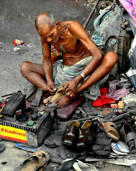 Cobbler India Photo, India People, Figure Sketching, Cute Love Stories, Sports Health, Cultural Diversity, Working People, West Bengal, Bhutan